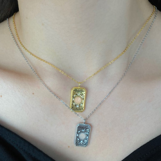 Dijes estilo tarot en tono plateado y tono dorado superpuestos en el cuello