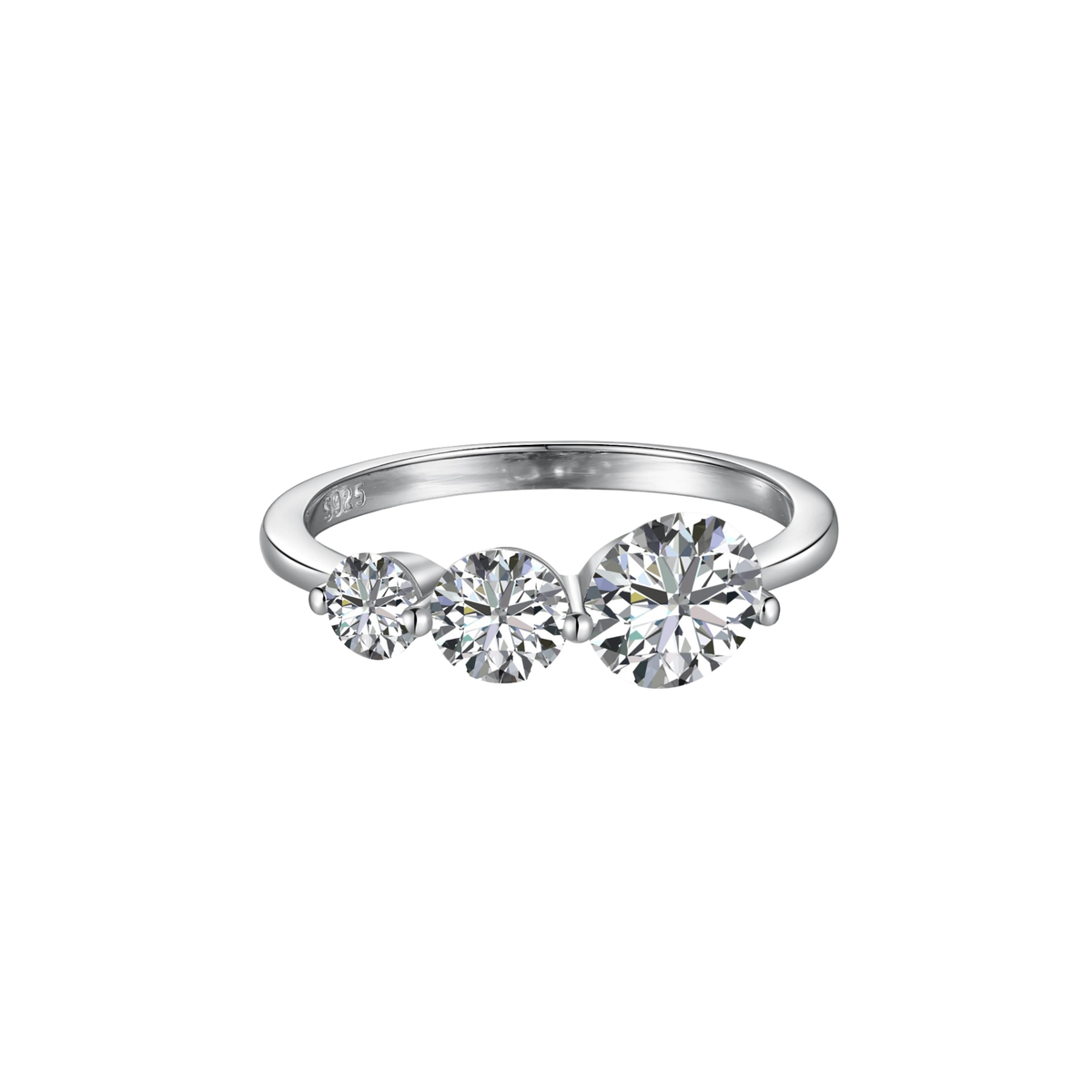 Anillo delgado en tono plateado con tres piedras redondas transparentes que aumentan de tamaño en la parte superior, sobre fondo blanco