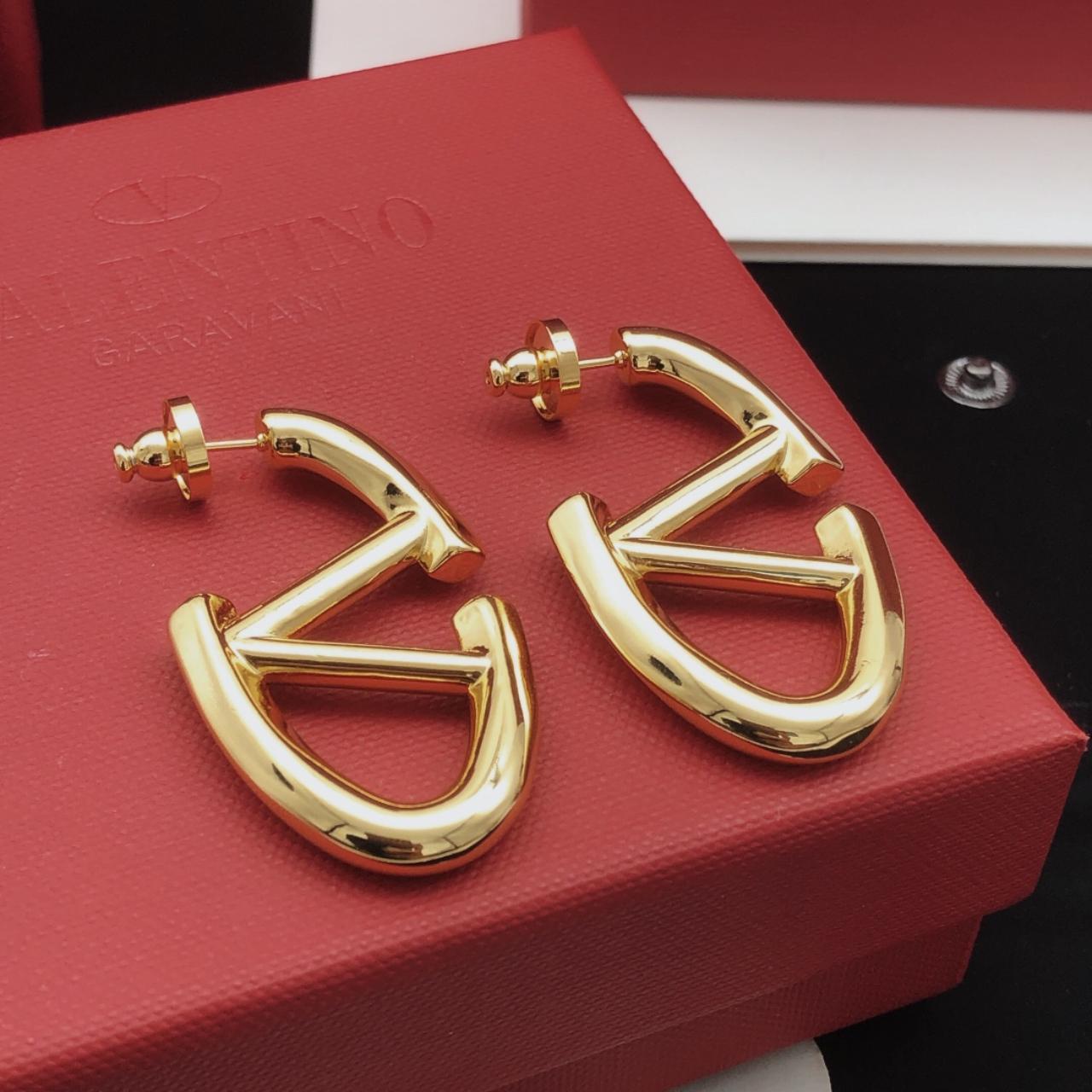 V GOLD EARRING - MARO JEWELRY