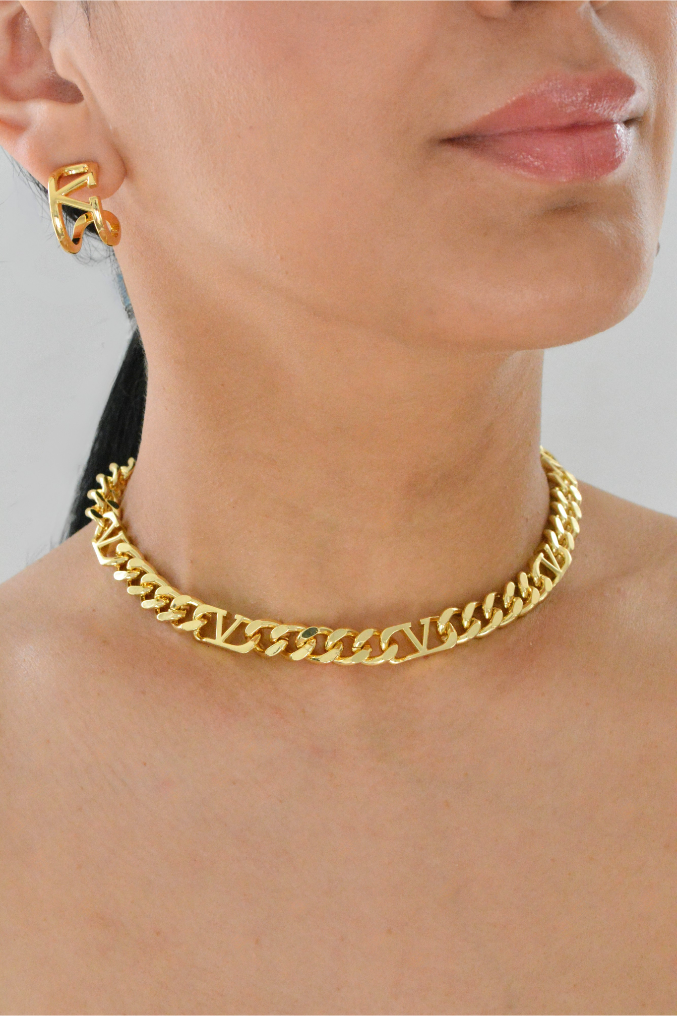 Collar de oro en V