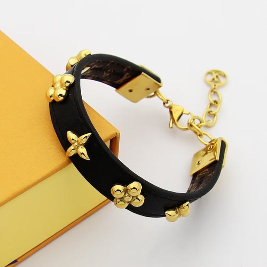Collar de cadena dorada con dije de imperdible cubierto de circonitas. Diseño moderno y elegante punk-chic.