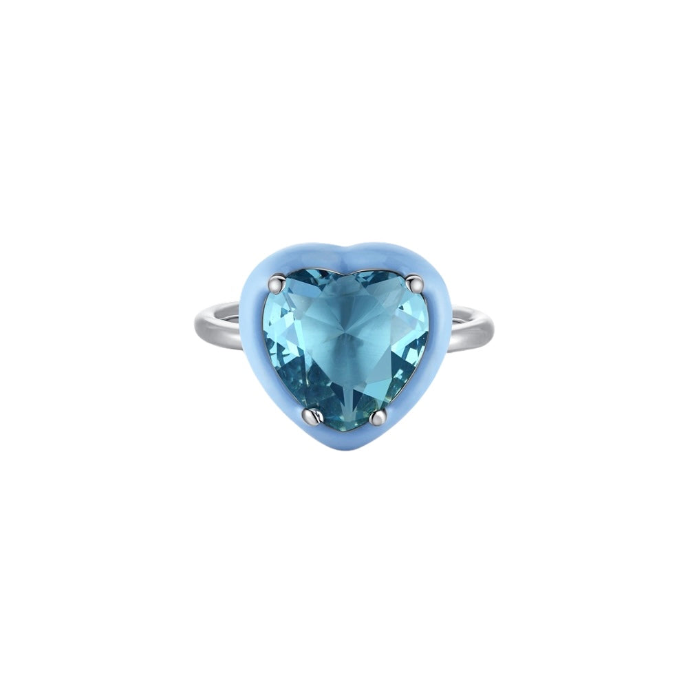 Anillo en tono plateado con una piedra azul aqua en forma de corazón y un borde azul claro