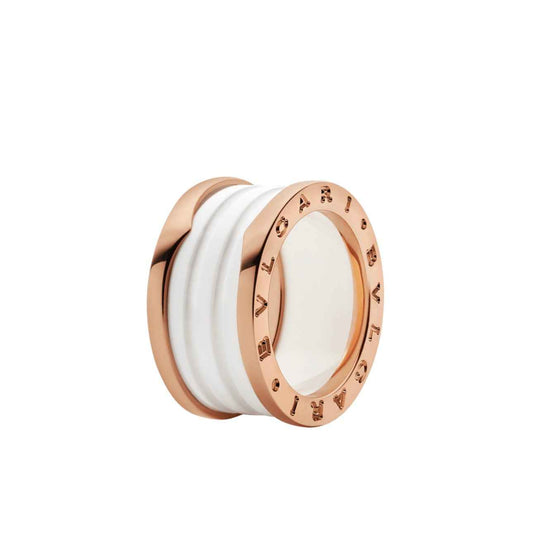Anillo grueso con borde tono oro rosa, banda interior blanca estriada y letras grabadas alrededor del borde