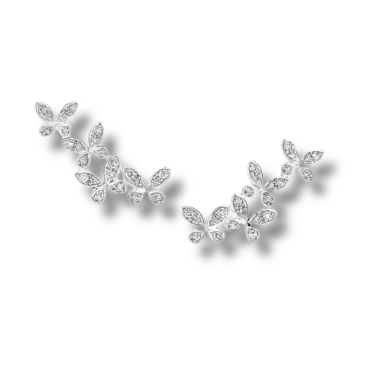 Línea ascendente de pequeñas mariposas cubiertas de piedras transparentes brillantes, sobre fondo blanco