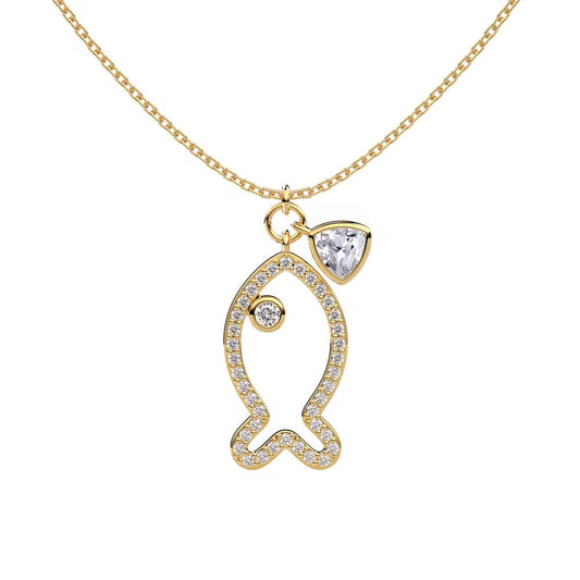 Collar en tono dorado con un dije de pez delineado con piedras transparentes y una piedra triangular