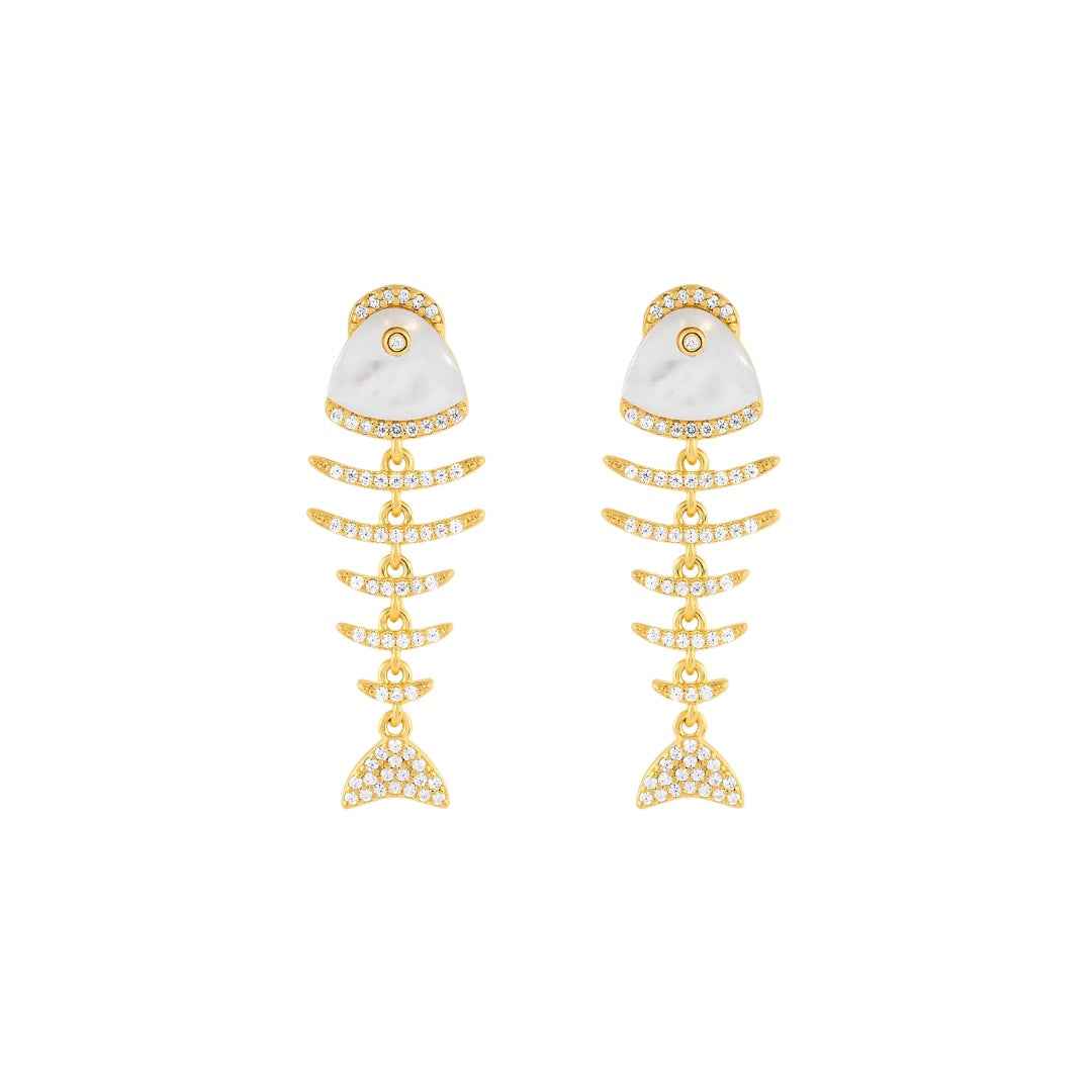 Par de aretes colgantes de esqueleto de pez de tono dorado con cabezas de nácar blanco y piedras transparentes