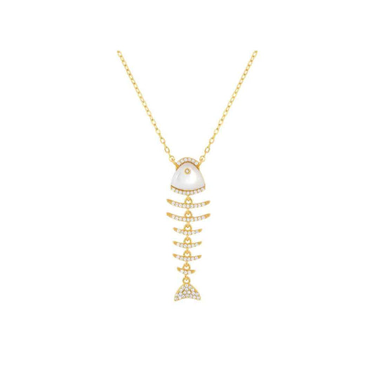 Cadena de tono dorado con un dije de esqueleto de pez, cabeza de nácar blanco y piedras transparentes