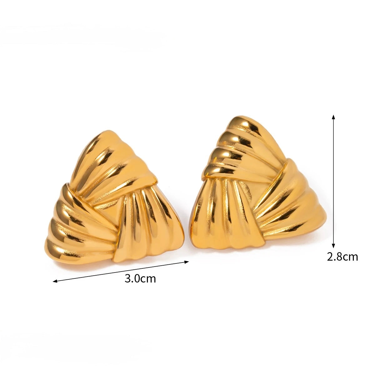 Aretes triangulares en tono dorado con las medidas marcadas