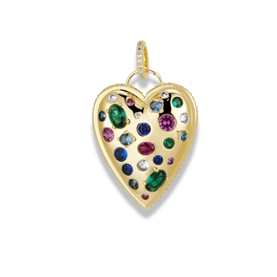 Dije grande de corazón en tono dorado con piedras redondas y ovaladas multicolor y una argolla de piedras transparentes, sobre fondo blanco