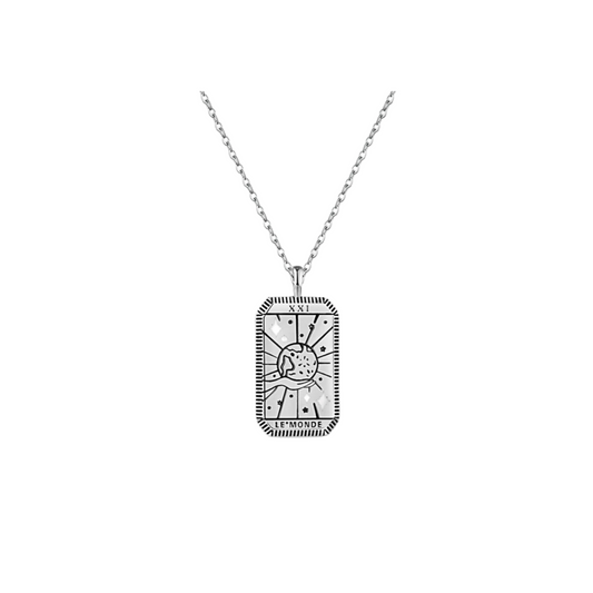 Dije rectangular grabado estilo tarot en una cadena fina en tono plateado