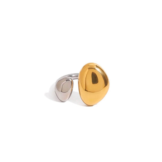 Anillo abierto con un extremo ovalado abovedado grande de tono dorado y otro más pequeño de tono plateado, sobre fondo blanco