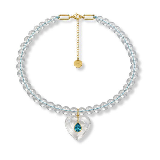 Collar de cuentas redondas transparentes con un tono azul pálido, un colgante de corazón transparente y una piedra azul en forma de gota