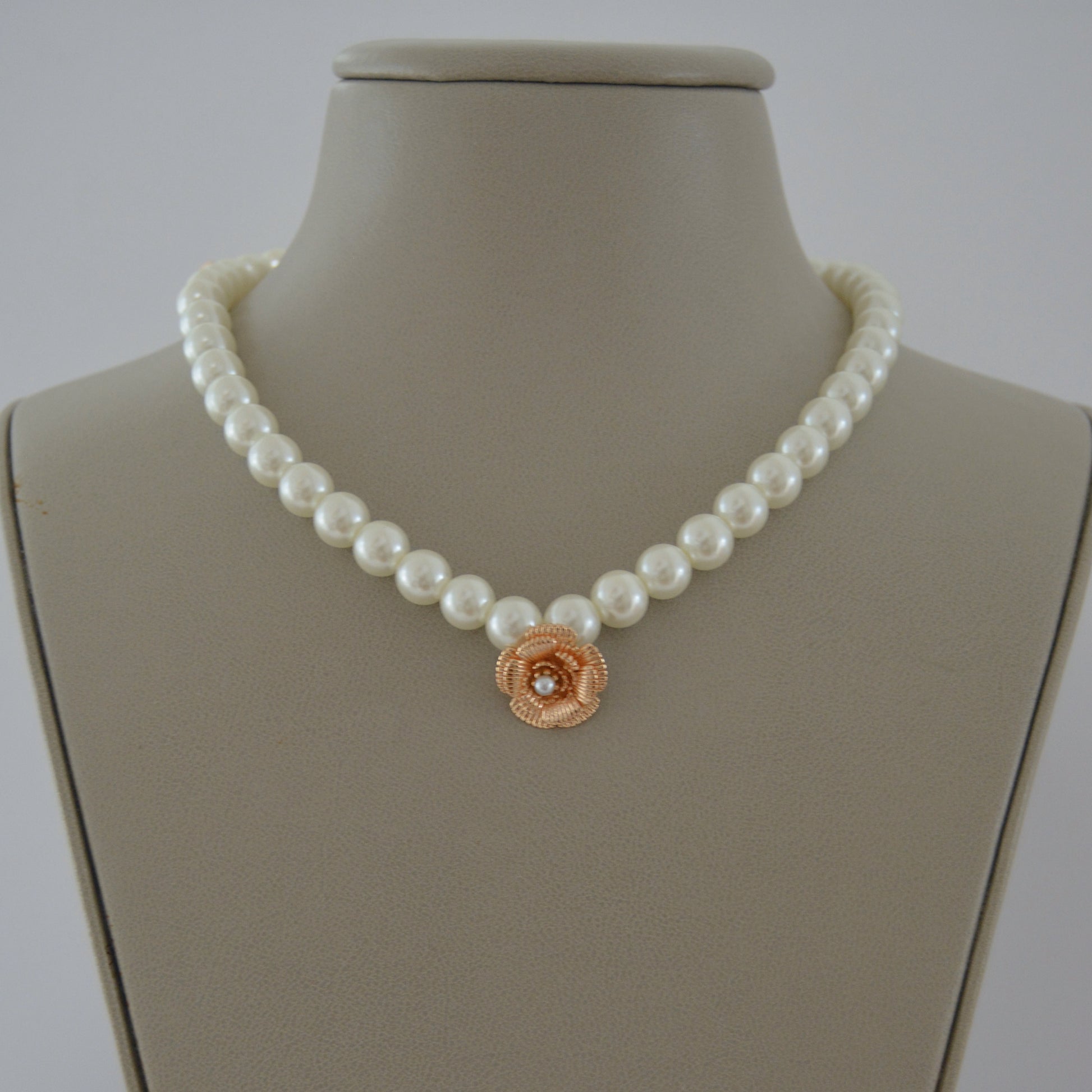 Elegant pearl necklace with gold flower charm centerpiece — MARO Jewelry