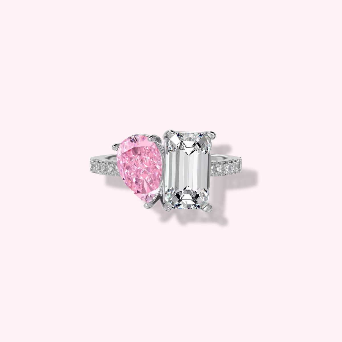 Anillo con piedra rosa sobre un fondo rosa suave, vista lateral