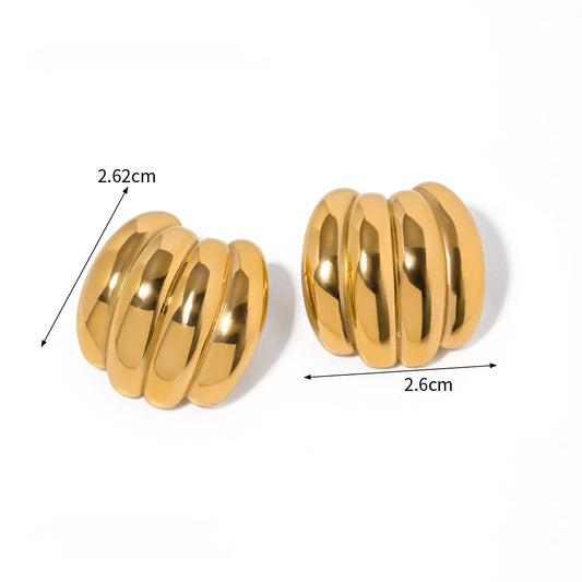 Aretes de botón acanalados en tono dorado con las medidas marcadas