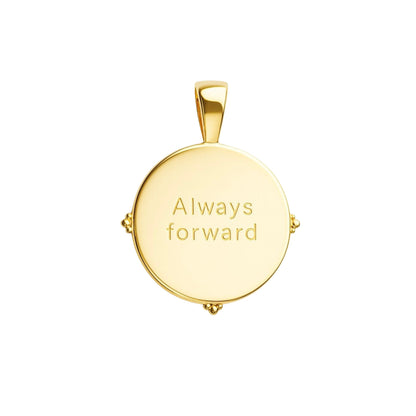 Reverso del dije de medallón redondo de tono dorado, grabado con las palabras Always forward