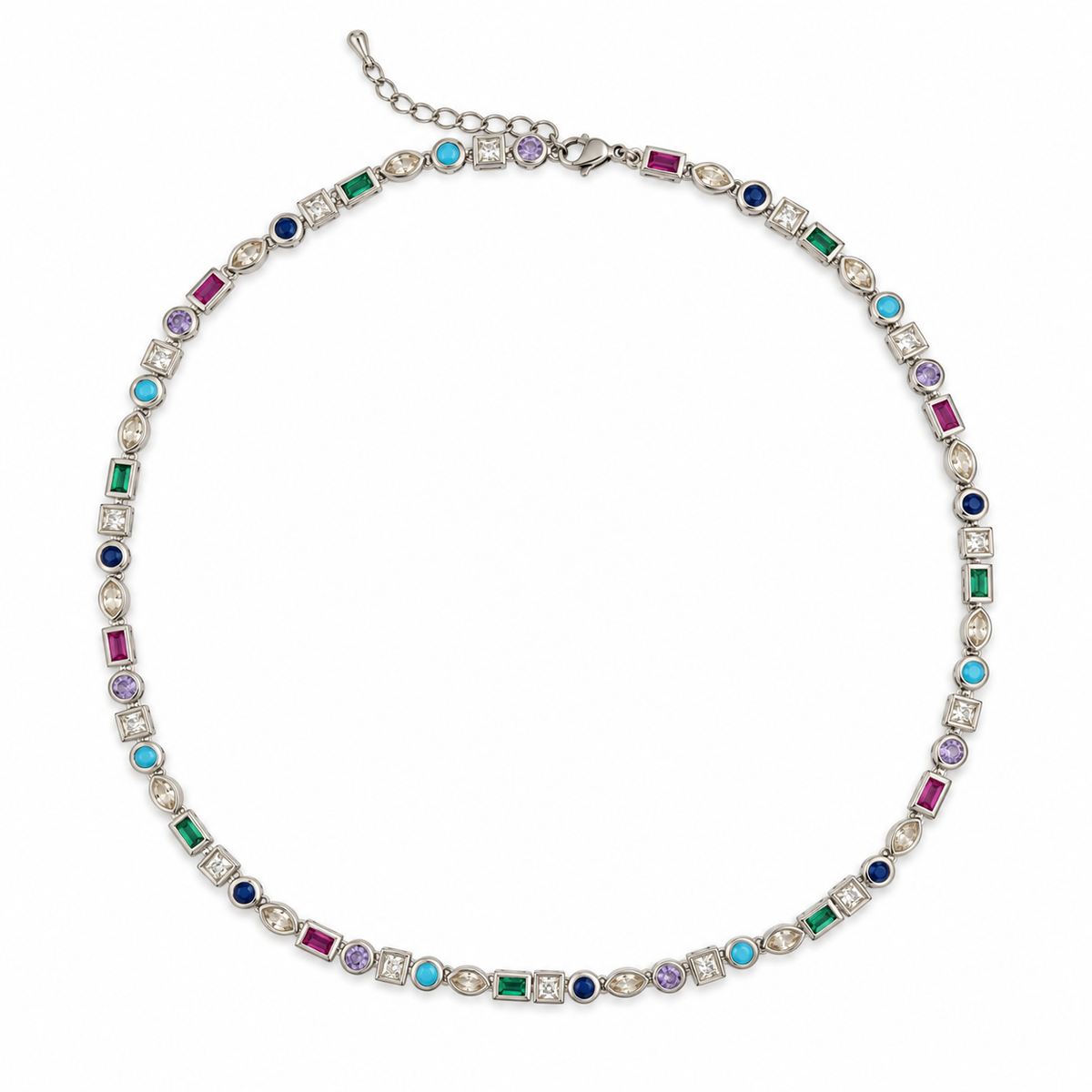 Cadena de cuentas en tono plateado con piedras multicolor, sobre fondo blanco