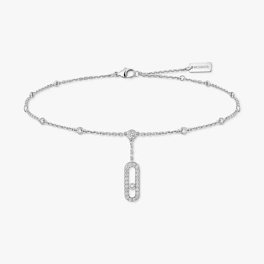 Pulsera de cadena fina en tono plateado con cuentas redondas pequeñas y una gota ovalada colgante con una piedra diminuta, sobre fondo blanco