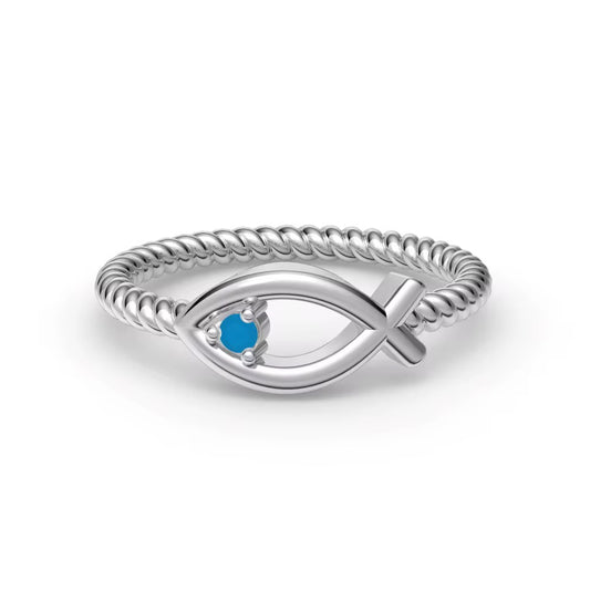 Anillo de cuerda trenzada en tono plateado con el contorno abierto de un pez y una piedra azul pequeña