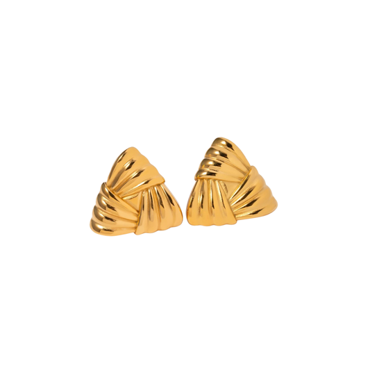 Pequeños aretes de botón triangulares en tono dorado con una superficie acanalada y plegada