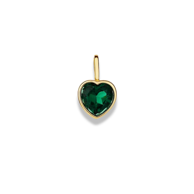 Dije pequeño de piedra verde en forma de corazón con engaste liso en tono dorado y una argolla arriba, sobre fondo blanco