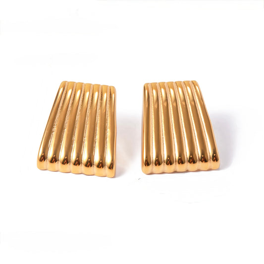 Par de aretes en tono dorado con crestas verticales brillantes