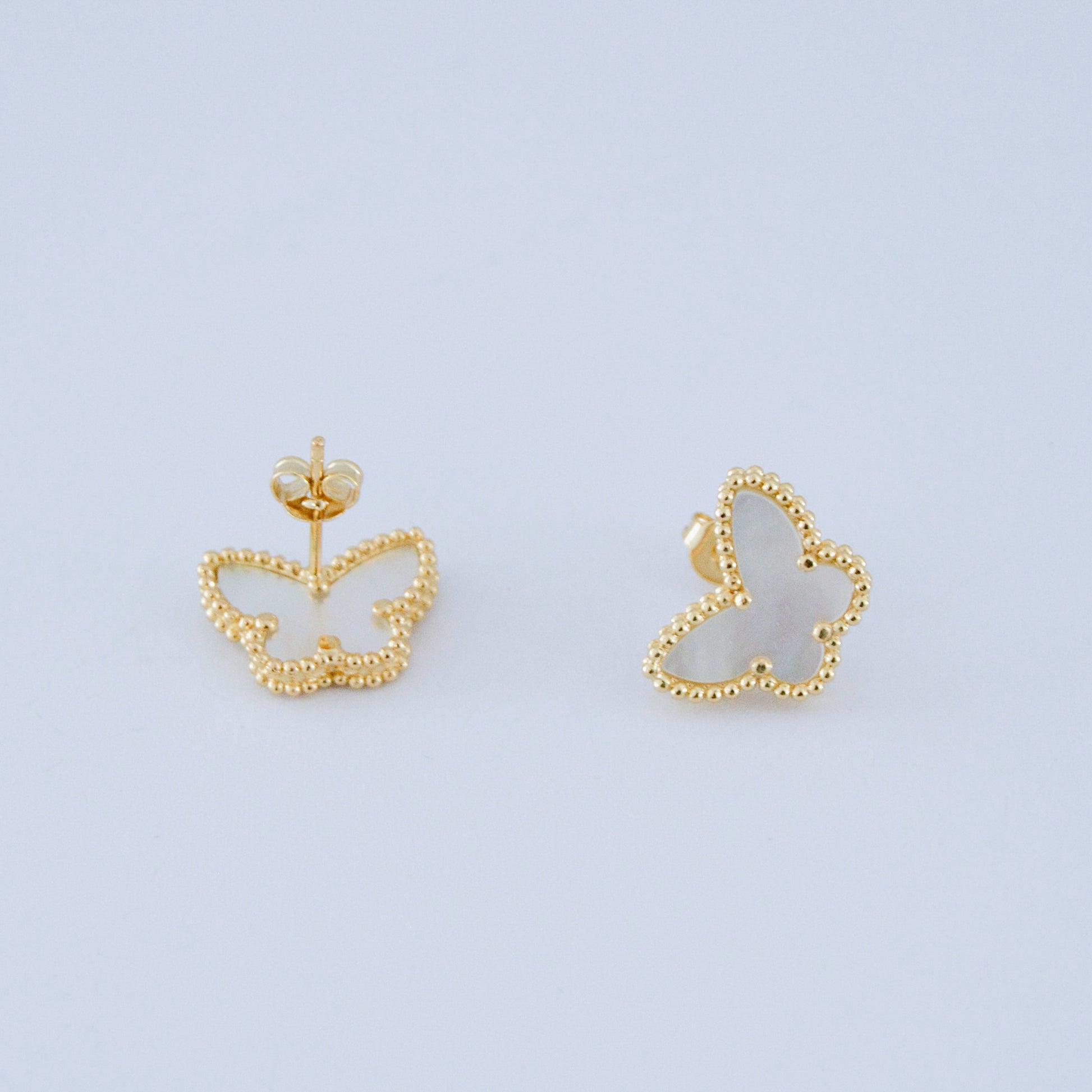 Pendientes de oro delicados con flor de cinco pétalos de color blanco aperlado (nácar). Perfectos para regalo y uso diario.
